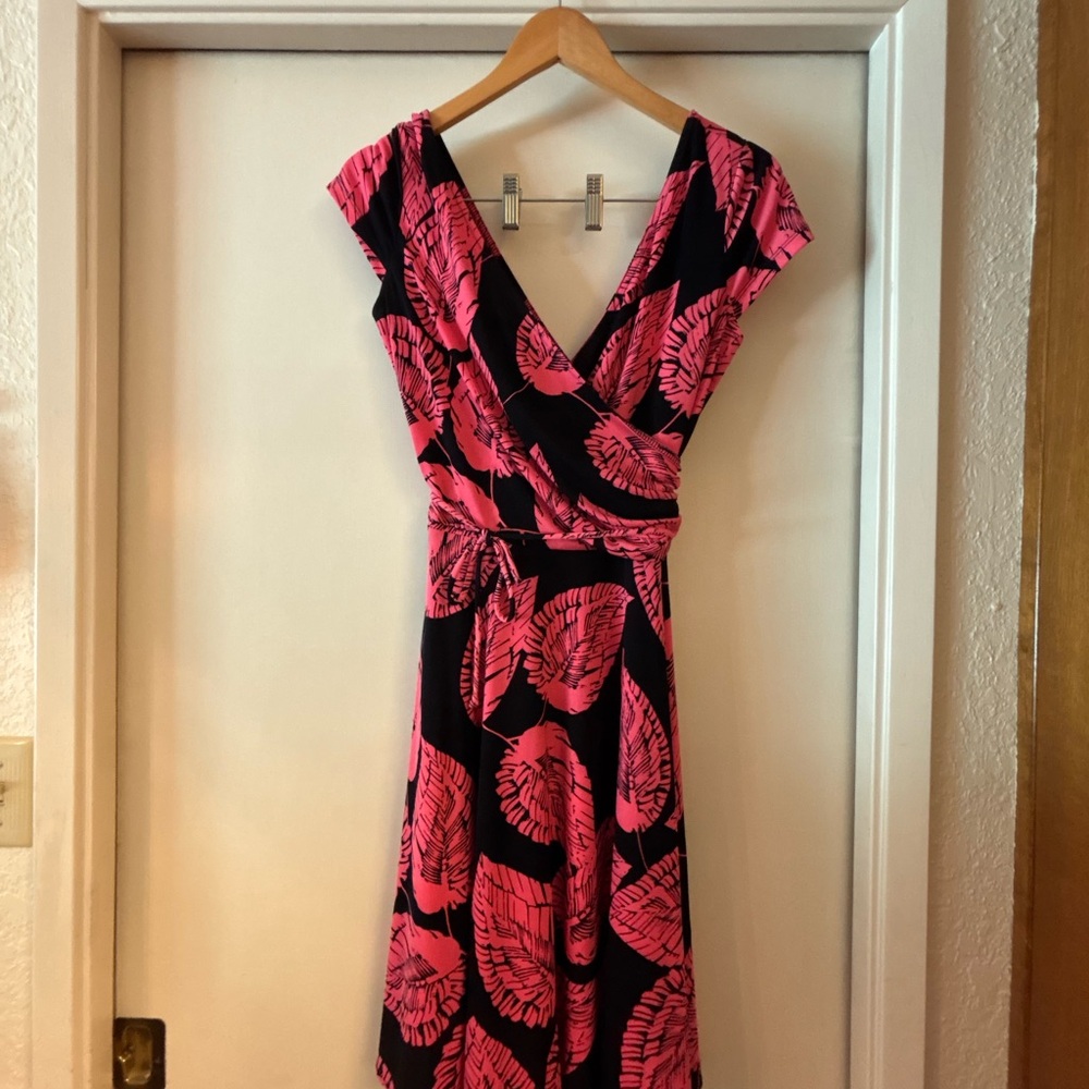 Pink and Black Leaf Print Wrap Dress. 10P